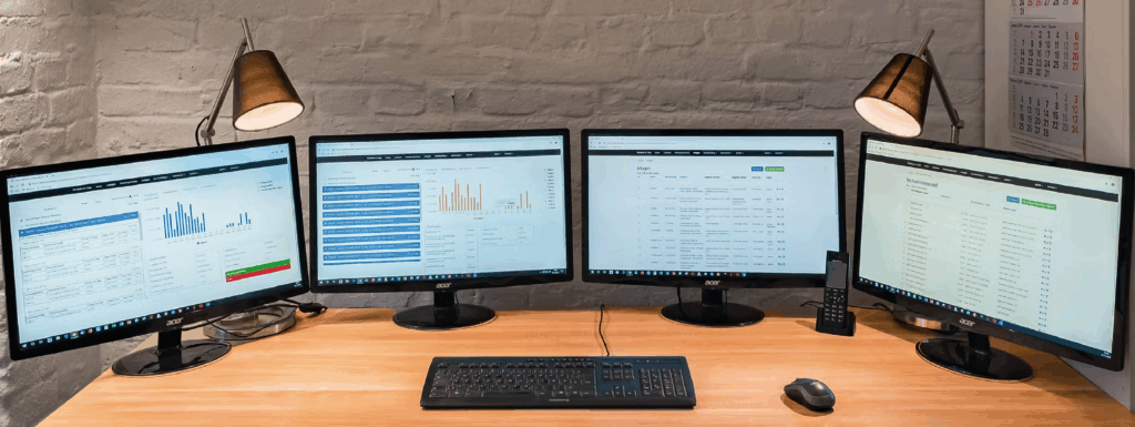 Mehrmonitor-Arbeitsplatz zur digitalen Überwachung, Auswertung und Steuerung von Photovoltaik Anlagen und Solarparks