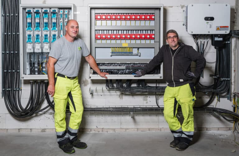 Elektriker montieren Mittelspannungsanlage