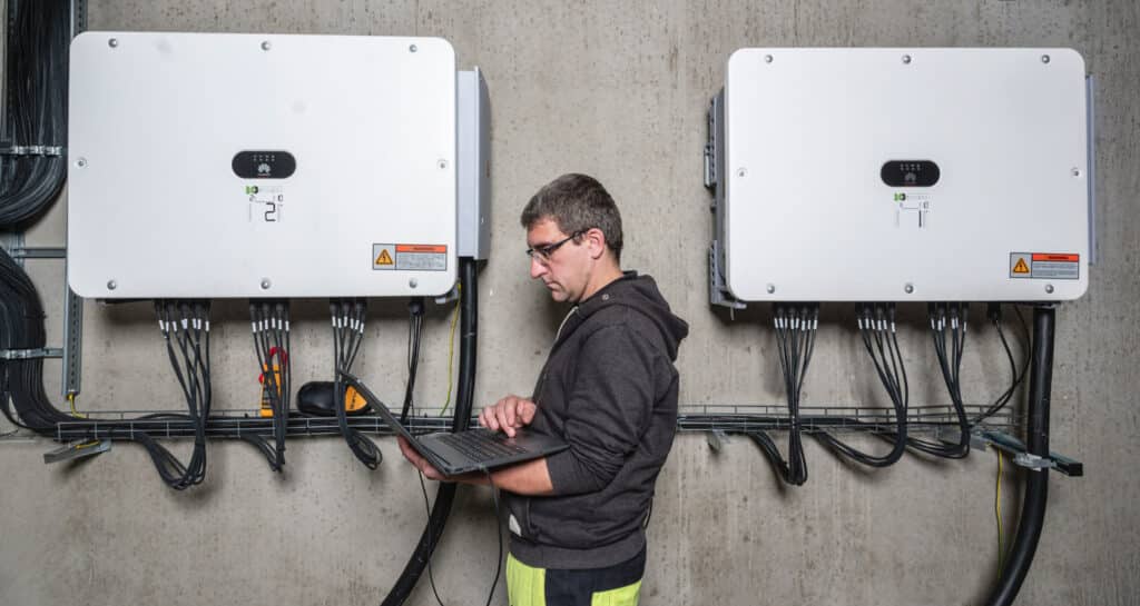 Techniker montieren PV-Anlage auf Gewerbedach