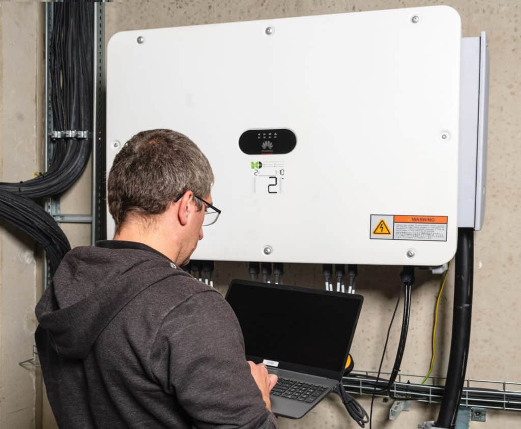 Monteure installieren PV-Module auf Freifläche