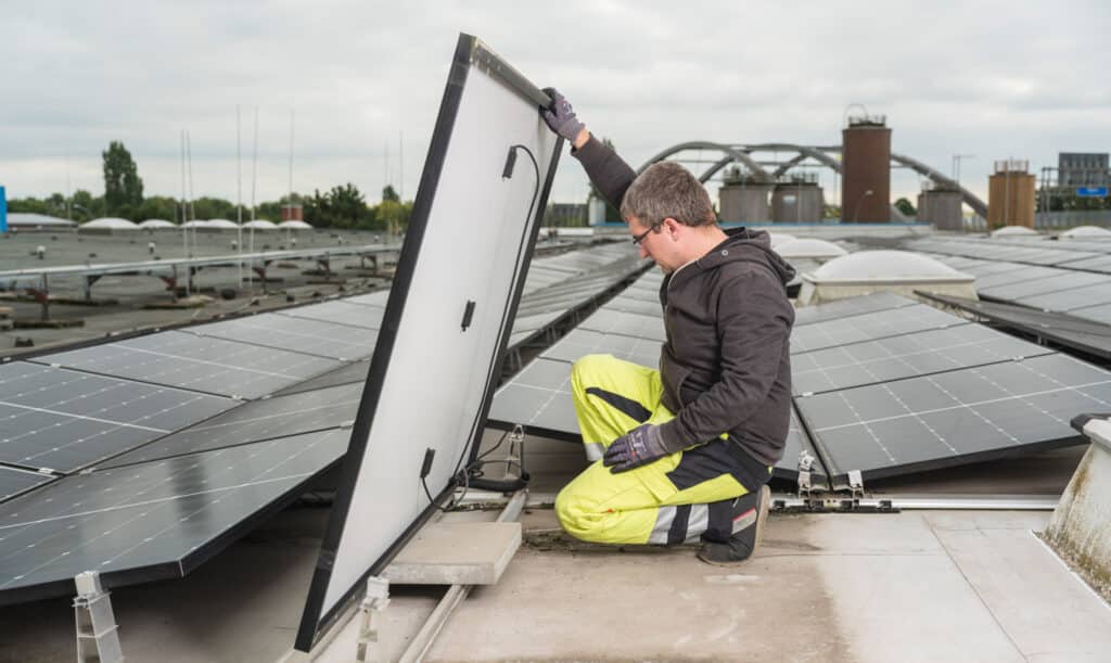 Mitarbeiter kontrollieren Sicherheitsausrüstung