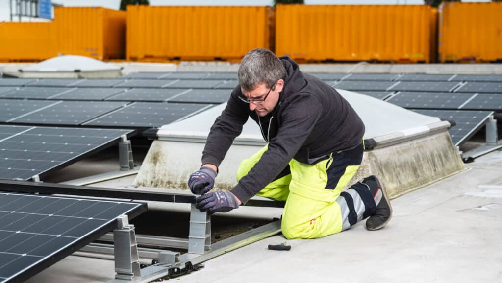 Techniker arbeitet an PV-Planung
