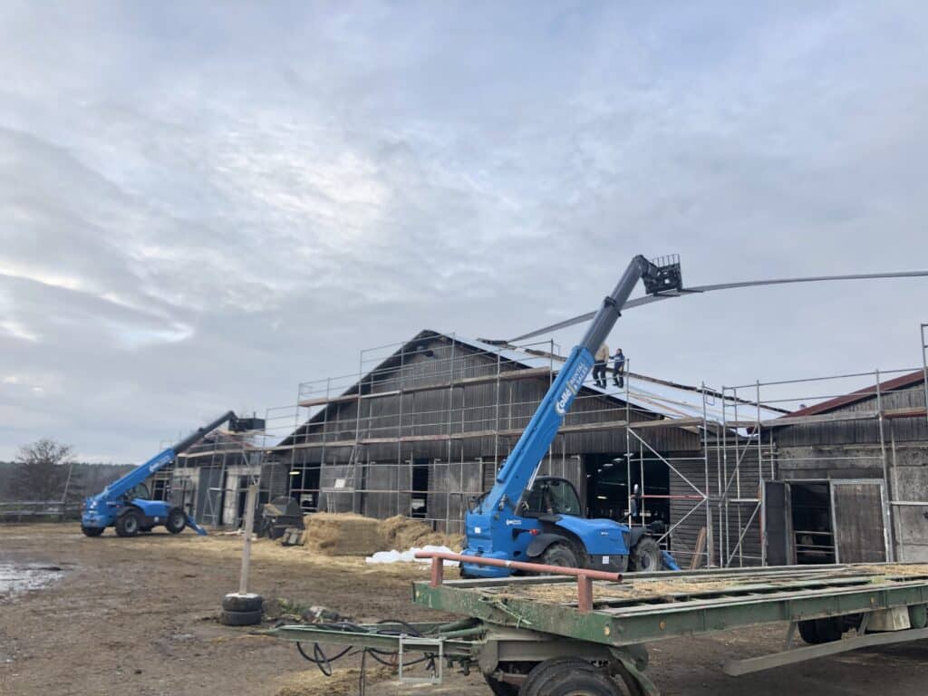 Installation von Photovoltaik Anlagen auf einem landwirtschaftlichen Betrieb mit Hubarbeitsbühnen und Gerüst für erneuerbare Energieanlagen