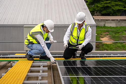 Montage von Photovoltaik Anlagen auf einem Gewerbedach durch Fachkräfte zur Nutzung von Solarenergie und erneuerbaren Energien