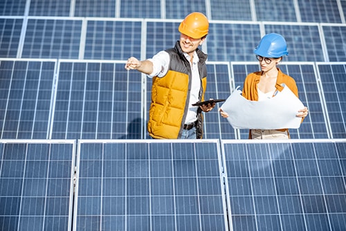 Fachkräfte bei der Planung und Umsetzung von Photovoltaik Anlagen in einem Solarpark zur Erzeugung von Solarenergie