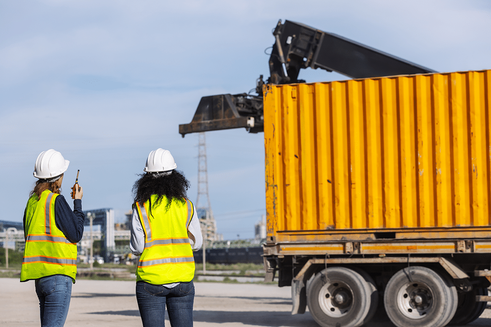 Fachpersonal bei der Logistik und Anlieferung von Komponenten für Photovoltaik Großanlagen und Solarparks