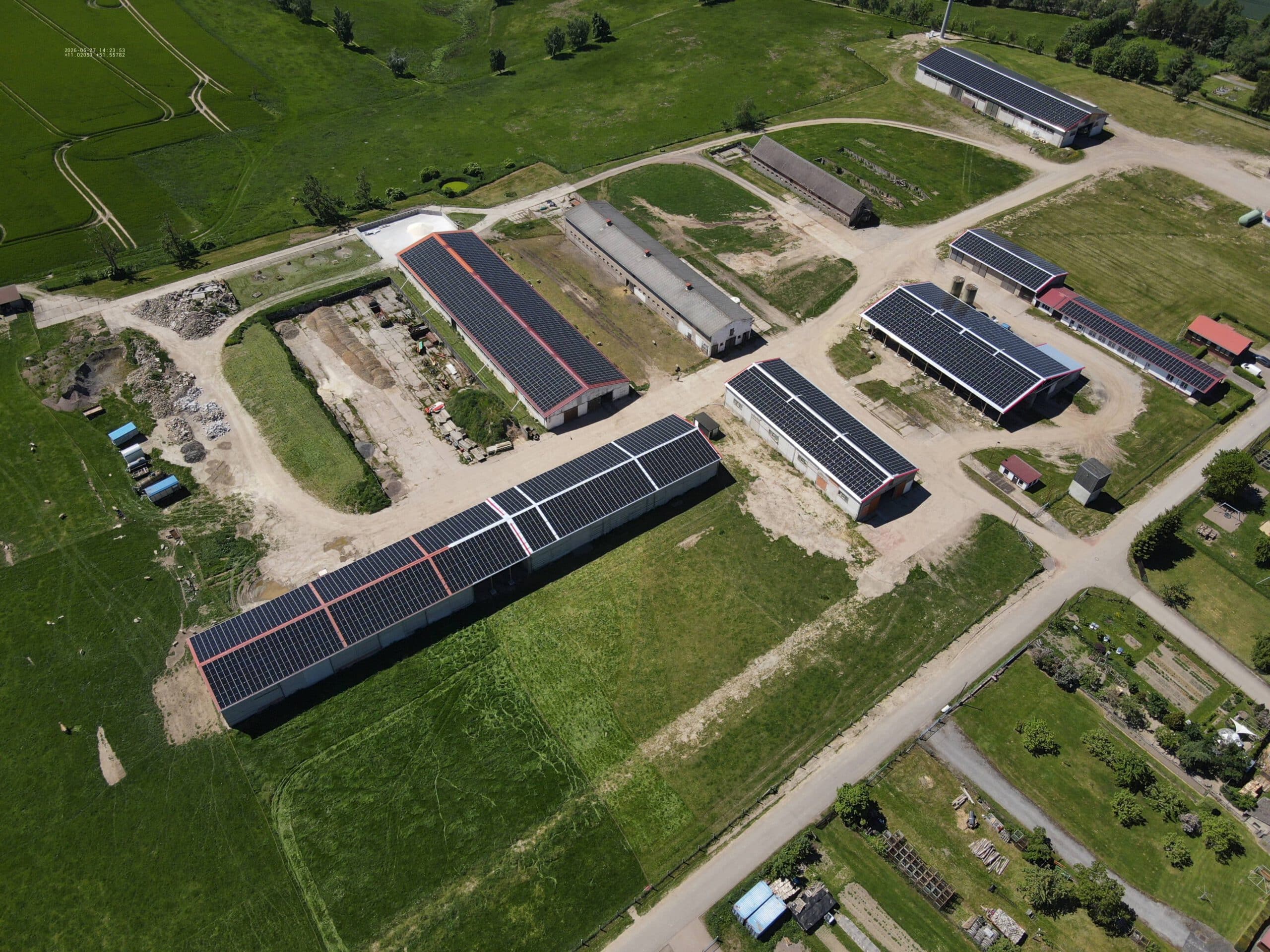 Luftaufnahme einer PV-Dachanlage in Schwenda mit schwarzen Solarmodulen auf mehreren Hallendächern, rund 1.489 kWp, realisiert von Kintlein & Ose